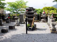 箱根神社を後にして、元箱根を散策。
見つけたのは賽の河原と呼ばれる場所。
この辺りは、地蔵信仰の霊地だったそうで、湖畔に多くの石仏などが建ち並んでいたそうだが、明治の廃仏毀釈やその後の観光開発によって失われ、今ではここだけになってしまったそうだ。
中心に建っていた石塔は、鎌倉時代後期のものらしい。