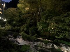 夜は滝を見ながら温泉を満喫しました♡