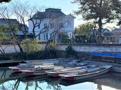 【柳川掘割の街並み】
白い建物は、柳川藩主別邸だった御花のなかに、
明治時代建造の西洋館
詳しくは、後編で