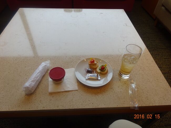 このラウンジでも飲み物とケーキ・アイスクリームをいただきました