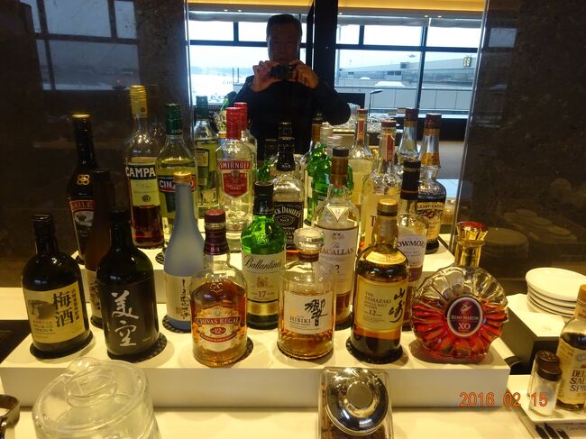 サテライト側のファーストクラスラウンジのお酒の種類も多く、お酒好きの方にはたまらないでしょうね。