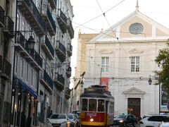 ＜サン ロケ教会＞

Pç. Luis Camões駅でトラムを下車。

その後、急坂を登って行くと正面に教会。
ちょうど教会をバックに別のトラムが急坂を下ってきました！
絵になるわ♪