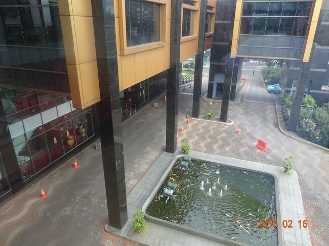 ホテルの玄関前には小さな池もあります