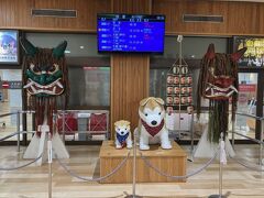 秋田空港では、なまはげと秋田犬がお出迎え（写真）。