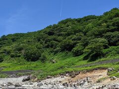 まず着いたのが殺生石。

石と緑、夏空が青々と。