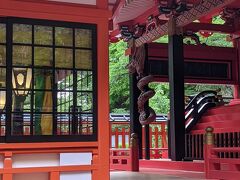 次に金櫻神社へ。
龍が有名な神社だそうです。
柱に龍！