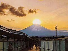 御殿場プレミアム・アウトレット。
富士山良く見えます。

ちょうど夕暮れ時で良い感じでした！

新しいエリアが出来ていたりますます見どころが増えてましたがウインドウショッピング中心。。

リンツは買って帰りました。