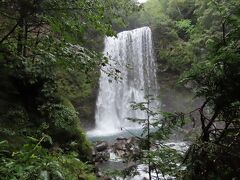 雨天続きで水も比較的多く流れていて、滝壺にある滝見台は、ひっきりなしに滝から細かい霧が降り注ぎ、流れてきます。
全身で霧雨を受けて、歩いてきて火照った体がひんやりと冷やされて気持ちいいです。