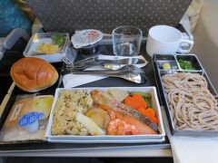 福岡空港からシンガポール経由でジャカルタへ向かいます。
最初の機内食では鮭やホタテが入った炊き込みご飯でした。