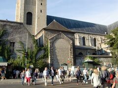 さらにそのまま歩んで、こちらはパリで最古のサン=ジェルマンデプレ教会。