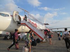 同じ会社の若手駐在員3名でジョグジャカルタへの土日旅行を企画しました。
Lion航空で向かいます。