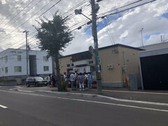 札幌駅から地下鉄でラーメンを食べにきました。
「彩未」は札幌で1番好きなラーメン屋でこの日も開店直後から長い行列でした。