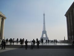 パリに着いたら快晴でした！
空港から一行が最初に向かったのが、エッフェル塔が一望できるシャイヨー宮です。
多くの観光客がいました。