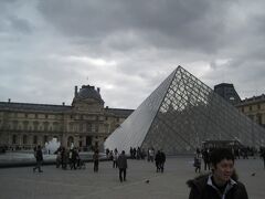 パリ中心部に戻り、翌朝はルーブル美術館へ。