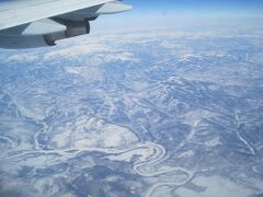 成田空港からルフトハンザ航空のB747-400でフランクフルトを目指します。
機内からはロシアの雪に覆われた大地を見下ろします。