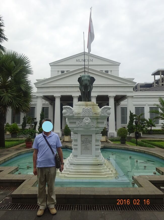 今回の市内ツアーは日本からネットでいつもお世話になっています、ベルトラから予約しました。その為ツアーは私一人だけの参加でしたので、ワゴン車にドライバーと添乗員・私の３人での贅沢な行動でした。