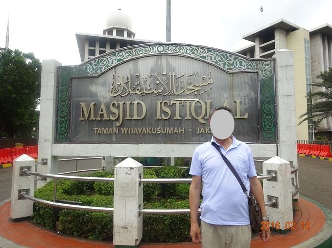 モスクの前で一枚撮ってもらいました