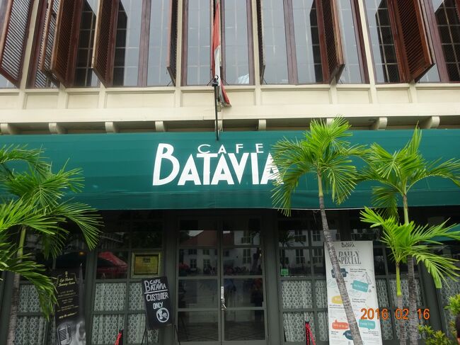 レストランは建物の中央にあり、大きなレストランです