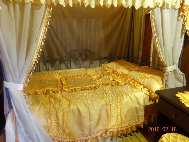 内部にあった豪華なベッド