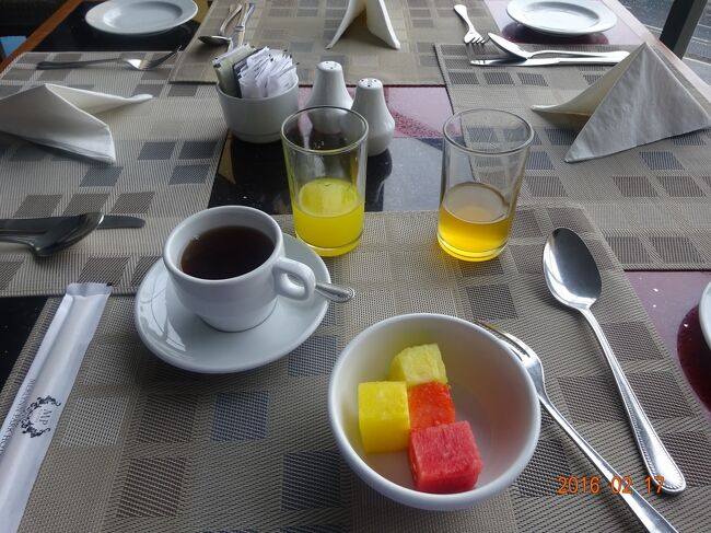 デザートの果物とコーヒー