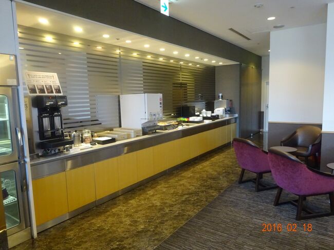 成田空港のJALの国内線サクララウンジの様子です