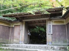 お次はこの旅のメイン「瑠璃光寺」へ
事前予約必須！でもって、入場料2,000円と言う破格の高さ(>_<)
そうそう、COCOAの提示も必須でした。あー、全く意味ないアプリでしたが（笑）