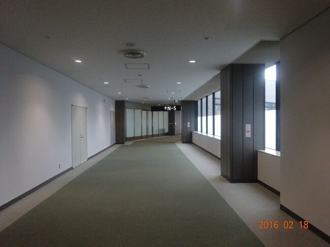 人気のない通路を歩いてどんどん進みます