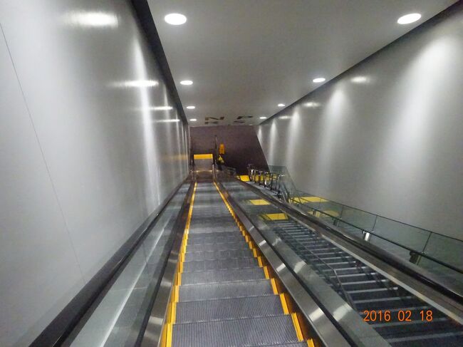 このエスカレーターを降りるとやっと乗り場に到着です