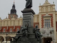 Adam Mickiewicz Monument, Kraków
Pomnik Adama Mickiewicza w Krakowie

アダム・ミツキエヴィッチ像
アダム・ベルナルト・ミツキェヴィチ（Adam Bernard Mickiewicz 1798年12月24日 - 1855年11月26日）はポーランドを代表する国民的ロマン派詩人であり、政治活動家。代表作は叙事詩「パン・タデウシュ」。ショパンと親交があった。

ミツキェヴィチの母語はポーランド語で、彼自身も基本的にポーランド語で創作活動を行ったが、元々はリトアニア人の家系で、住んでいたのはベラルーシだったため、ポーランド・リトアニア共和国として一体性を持っていたこの地域の複雑で豊かな文化的土壌によって育まれた。ポーランドでは「国民的詩人」としての評価が与えられ、クラクフのヴェヴァル大聖堂に埋葬された他、首都ワルシャワにあるポーランド大統領府の北側にはミツキェヴィチの銅像が建てられ、ポズナニではアダム・ミツキェヴィチ大学が設置されている。1998年にはアンジェイ・ワイダによって「パン・タデウシュ」が映画化（邦題『パン・タデウシュ物語』）された。
一方、リトアニアでも敬意の対象となり、リトアニアでは首都ヴィリニュスに博物館が置かれ、1998年には生誕200周年の記念硬貨が発行された。この他、ベラルーシの首都ミンスクやグロドノ、ウクライナのリヴィウなど、かつてのポーランド・リトアニア領の各地に銅像が残っている。また、ミツキェヴィチが長年居住したパリや死没地のイスタンブールでも博物館があり、現在でもその知名度は高い。(wikiより)