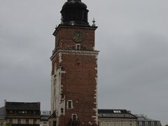 Town Hall Tower
Wieża Ratuszowa

広場の南西に復元された 14 世紀の塔。
元は市庁舎の一部として建設されたもの。
ここも後で登ります。