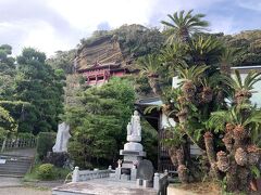 昼食後、車で山道を超え、館山にある大福寺崖観音へ
崖に張り付くように観音堂が建てられています。