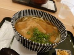 美々卯でキツネうどんを食べて腹ごしらえ。