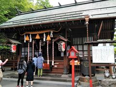 10:50「伊香保神社」
「河鹿橋」と「伊香保温泉飲泉所」から狭い道を上がっていくと、「伊香保神社」にたどり着きます。365段の「石段街」を歩かずに、一番上の神社まで車でも行ける裏技なのです。
温泉と医療の神様を奉ってあります。もとは1200年近く前に別の所にあったとか。