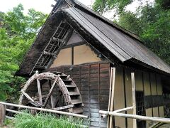11:20　「鹿火屋（かびや）」
伊香保温泉から水沢観音の前を通って、前橋に向かって下ってくると、左手に古い水車小屋が見えます。今でも、時々粉挽きなどに使っているようです。