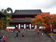 日光山　輪王寺　
三仏堂（本堂）東日本最大の木造建築
10年かかった大規模な解体修理が終わりましたが、また一部修造中。
とても大きな仏様が三体並んでいます。キンピカです
