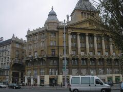 ツアーはエルジェーベト広場で2時半過ぎに解散。
この建物に入っているKepesboltというカード屋さんへ。エルジェーベト広場から見るとこの広い通りをどう渡っていいのかがよくわからず…。って、この下が地下鉄駅で出入口が地下道に繋がってるんですね。あ～こういうとこって、方向を見失いがちで苦手です…。
Deák Ferenc tér 6