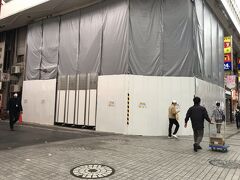 戎橋筋の５５１本店は建て替え中
ここが蓬莱の本店で
改装後が楽しみだな
二階のレストランね