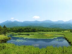 知床五湖といえば有名なのが湖越しに見える知床連峰の姿で、羅臼岳、サシルイ岳、硫黄山などが湖に映る光景は知床の代名詞ともなっている。

旅行記の冒頭文で、知床五湖を歩くにはパーミット（許可）が必要であると書いたが、例外があり、この写真の光景を見ることのできる展望台までならば許可を得る必要はなく、誰でも行くことができる。