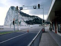 陸上で国境を接するスペインの町、ラ リネア デ ラ コンセプシオン(La Línea de la Concepción)から徒歩で国境を超えると、すぐここ空港に入ります（写真右側が航空会社のカウンタ）。
眼前には「ロック」が。ジブラルタルの街は、正面右側にありますが、そこに行くには、ここの名物、空港内の滑走路を横切る「踏切」を渡らねばなりません。
当然、離発着時には写真の信号が赤になり、遮断機も閉まりますが、少し距離があるものの間近で轟音を放つ航空機は迫力満点です（表紙）。

なお、この空港付近は、滑走路南側にそそり立つ岩山のため、乱気流やウィンドシァが頻繁に発生し、着陸時の最終進入では細心の注意が必要な空港とされています。
また、滑走路終端の西側約８キロはスペインの陸地で、その中央に空域の境があり、東風のときはスペインの空域をなるべく避けるように進入しなければならず、昔の香港カーブなんてもンじゃない、90°の急旋回をして着陸します。
今度、ぜひ東風のときに飛行機で訪れたいと思っています。

