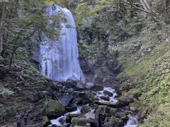 思っていたよりずっと大きな滝でした。
橋も整備され、「ここならクマは出なそう。」と常にクマが頭を占める私。