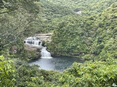 マリユドゥの滝の展望台

暑い！水分補給して少し休憩。