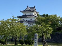 「新発田城」へ。
シャチホコが3つあるのが特徴です。