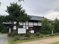 せせらぎの丘の一角に小諸宿本陣主屋が建っています。

城下町の小諸は軽井沢で旧中山道から分岐して途中上田や長野善光寺を経由し、越後直江津（現在の新潟県上越市）を結んでいた旧北国街道沿いにあり、江戸時代は小諸宿として賑わっていたそうです。

かつて北国街道沿いに建てられていた本陣主屋は、1878（明治11）年に佐久市の寺院に移築され、庫裡として使われていました。

その後1997年に寺院が小諸宿ゆかりのこの建物を小諸市に寄贈し、市は旧北国街道に近い現在の場所に移築したのだそうです。