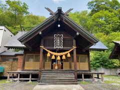 滝ノ上公園から、27km　夕張神社。
鳥居の左側の道は、車でも上がれて、社殿まで行くことができる。
行った日は、神主さんが不在で、御朱印（書き置き）やお守りなどは、インターホンの横に書いてあったとおり、ご自宅の玄関のドアを開けると、準備されていた。