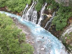 白ひげの滝　ひげのように見える流れ落ちる滝　美瑛川はコバルトブルー