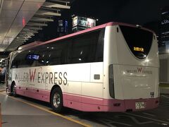 新宿19:40→米子6:45+1（WILLER EXPRESS）

当初は平日に復路サンライズを押さえていたんですけど、後になって、往路の夜行バスが週末のみの運行になってしまい、サンライズを慌てて日曜日に振り替えたんです。
空いてる時期でよかった･･･

一方、バスは減便のせいなのかそれなりに混んでいました。
4列シートだったんですが、隣にも乗客がいました。
こういうこともあろうかと通路側を指定しておいてよかったです。

そういえば珍しくWifiも見当たりませんでした。
さらに、トイレが付いてないので、頻繁に休憩所に寄ります。