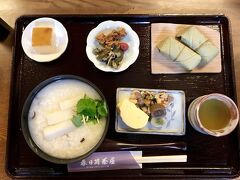 春日大社境内にある「春日荷茶屋」でランチです。
「大和名物膳」
山芋が凄く美味しかった。

