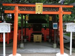 下鴨神社の縁結びの神様、相生社。
一体、何百回めの良縁祈願だろうか・・

左にある、ご神木の「連理の賢木」のパワーもいただきたい！