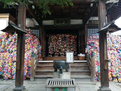 最後に、東山の「金剛寺」(八坂庚申堂)へ。
写真を撮っても参拝しない人が多いようで、参拝を促す看板が出ていました。