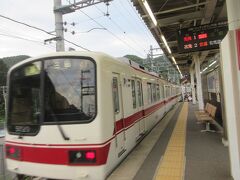 有馬温泉駅には明るいうちに着きました。三田方面行きです。
いい具合にシャトルバスが待っていたので助かりました。